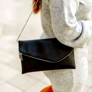 Dezi clutch chic envelope clutch in classicblack, gold removable chain